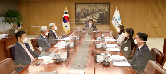 미국 연방준비제도(Fed)의 기준금리 인상 시기가 앞당겨질 것으로 예상되는 가운데 한국은행 내에서도 금리 정상화 목소리가 커지고 있다. 사진은 이주열(가운데) 한국은행 총재가 지난달 27일 열린 금융통화위원회 본회의를 주재하는 모습.  한국은행 제공